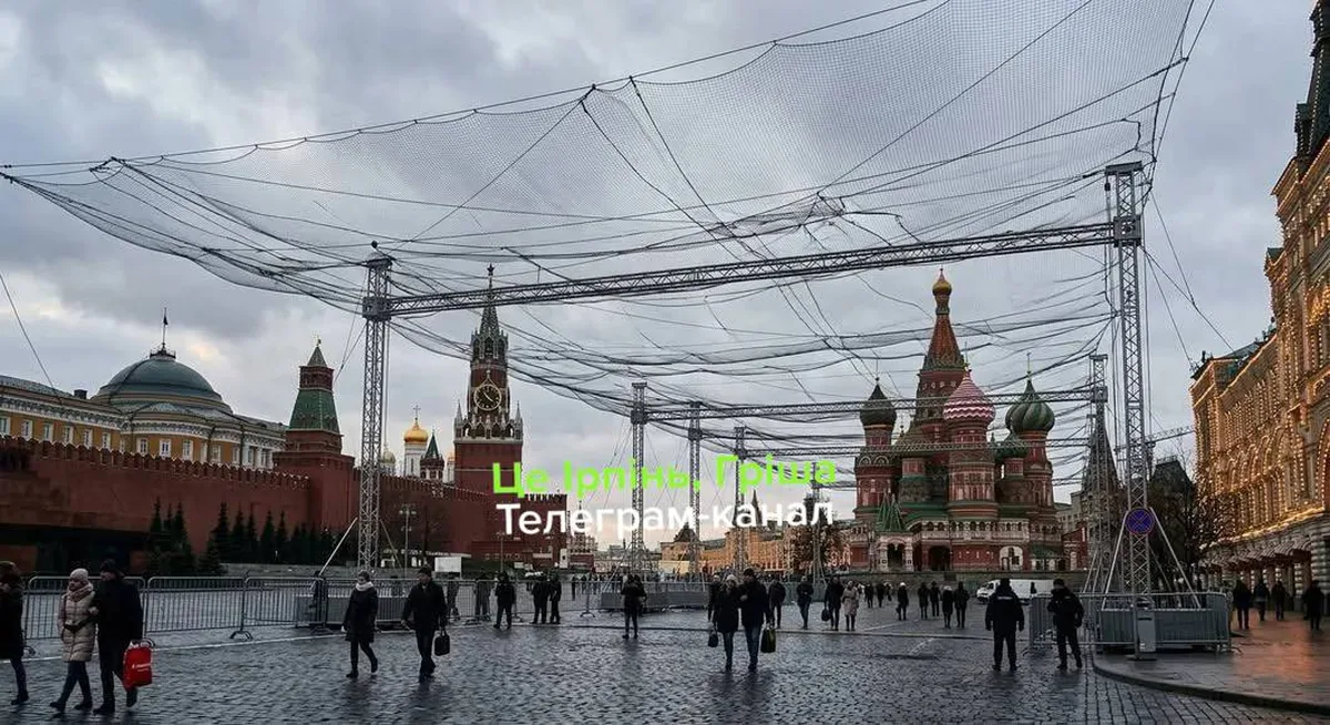 Червона площа в Москві з видом на Кремль і храм Василія Блаженного
