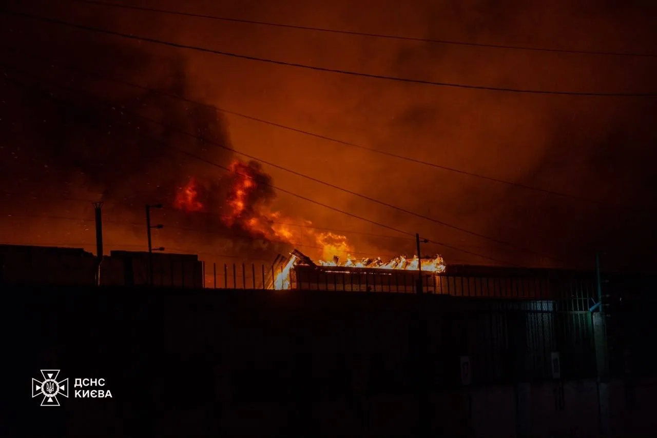 Пожежа в будівлі після ракетної атаки в Києві вночі