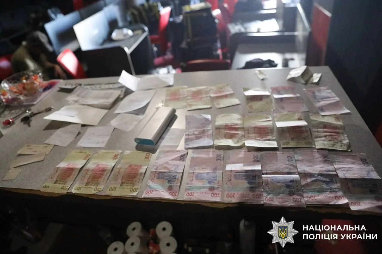 Конфісковані грошові купюри на столі під час операції поліції