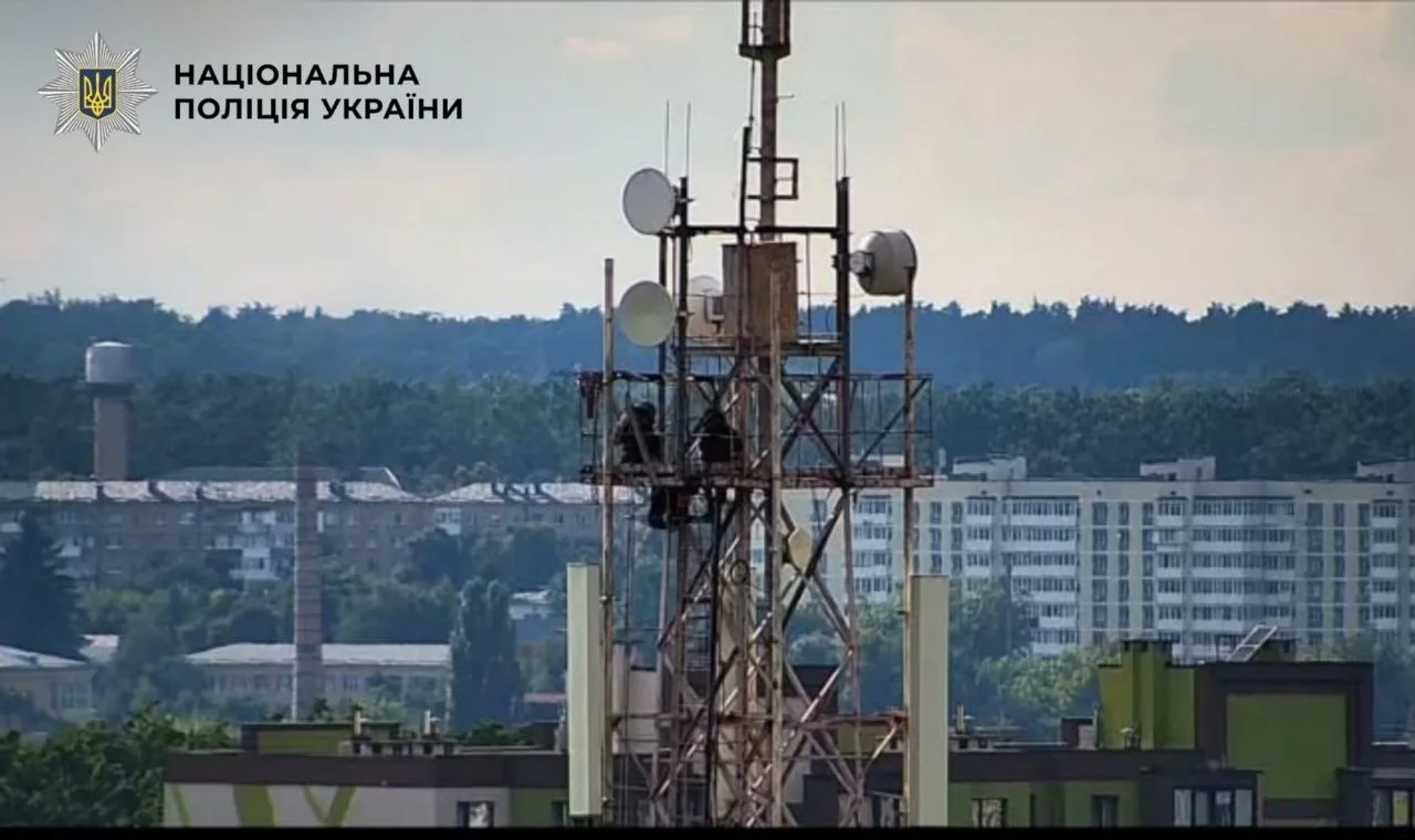 Вежа мобільного зв'язку на фоні житлових будинків Ірпеня