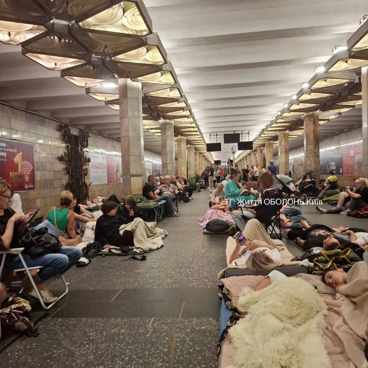 Люди в укритті на станції метро під час евакуації