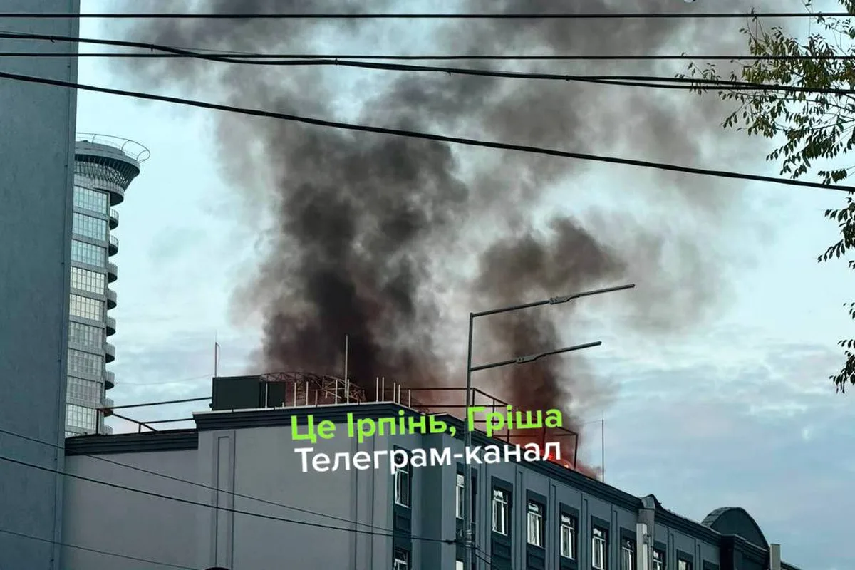 Дим над будівлями у Києві після обстрілу
