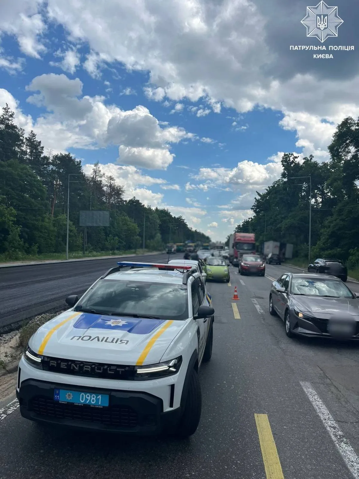 Поліцейський автомобіль на місці дорожної аварії на шосе