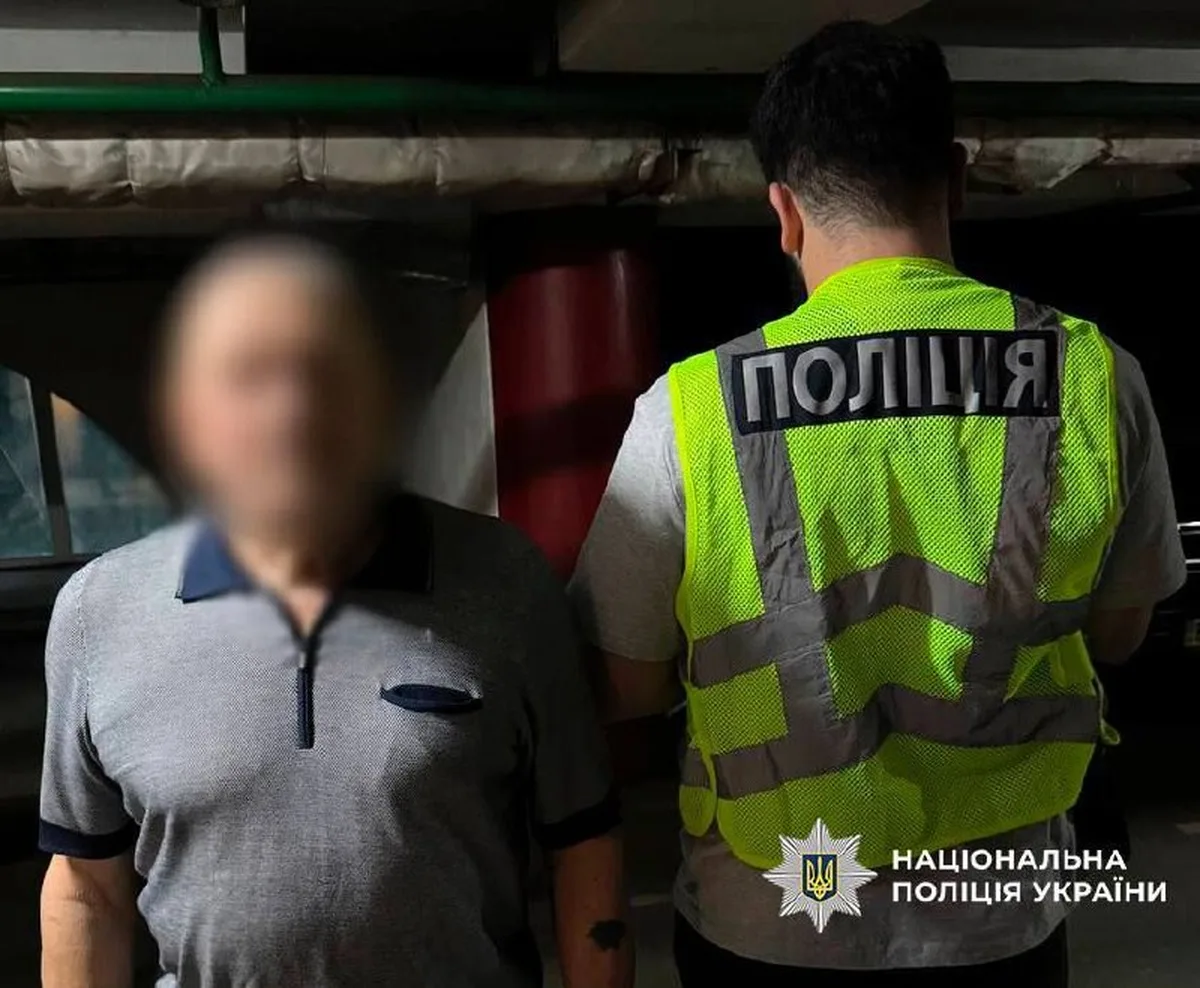 Поліцейський у жилеті розмовляє з чоловіком