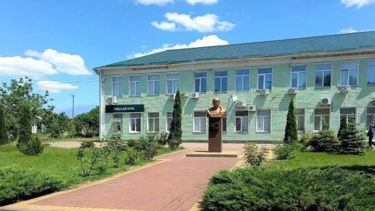 Двоповерхова будівля селищної ради з цегляною доріжкою
