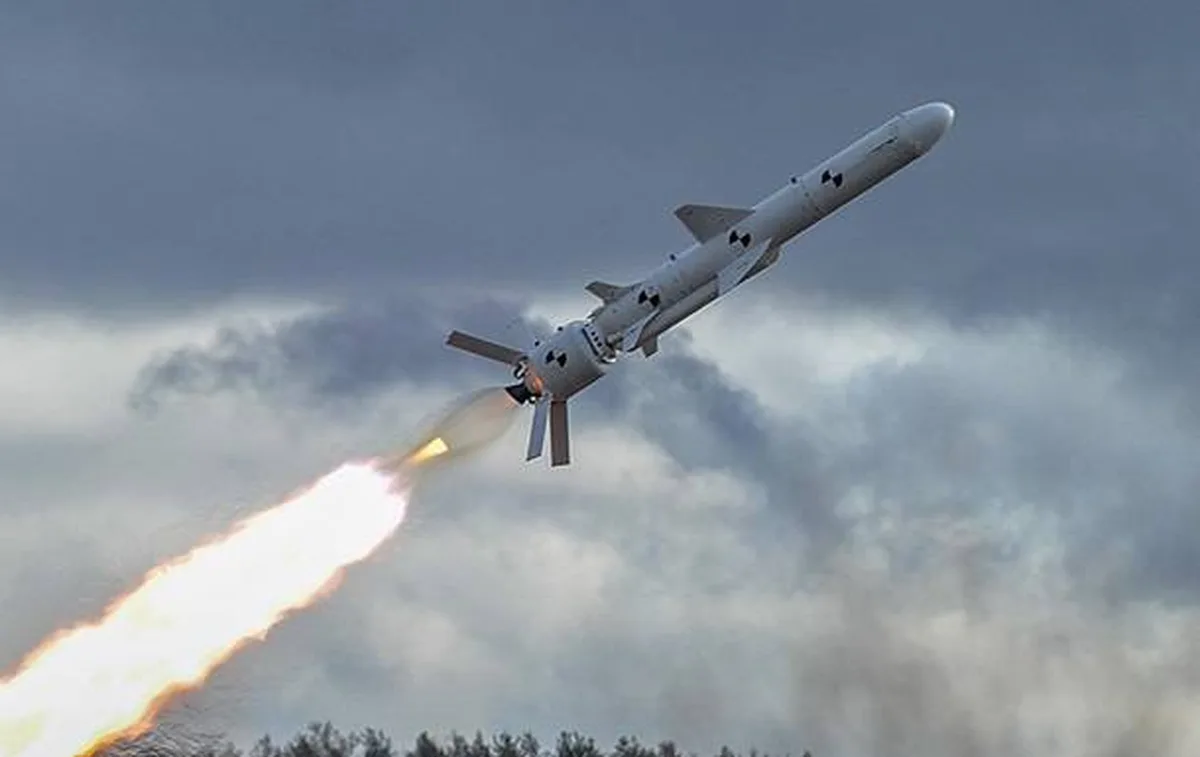 Військовий літак запускає крилату ракету в небо