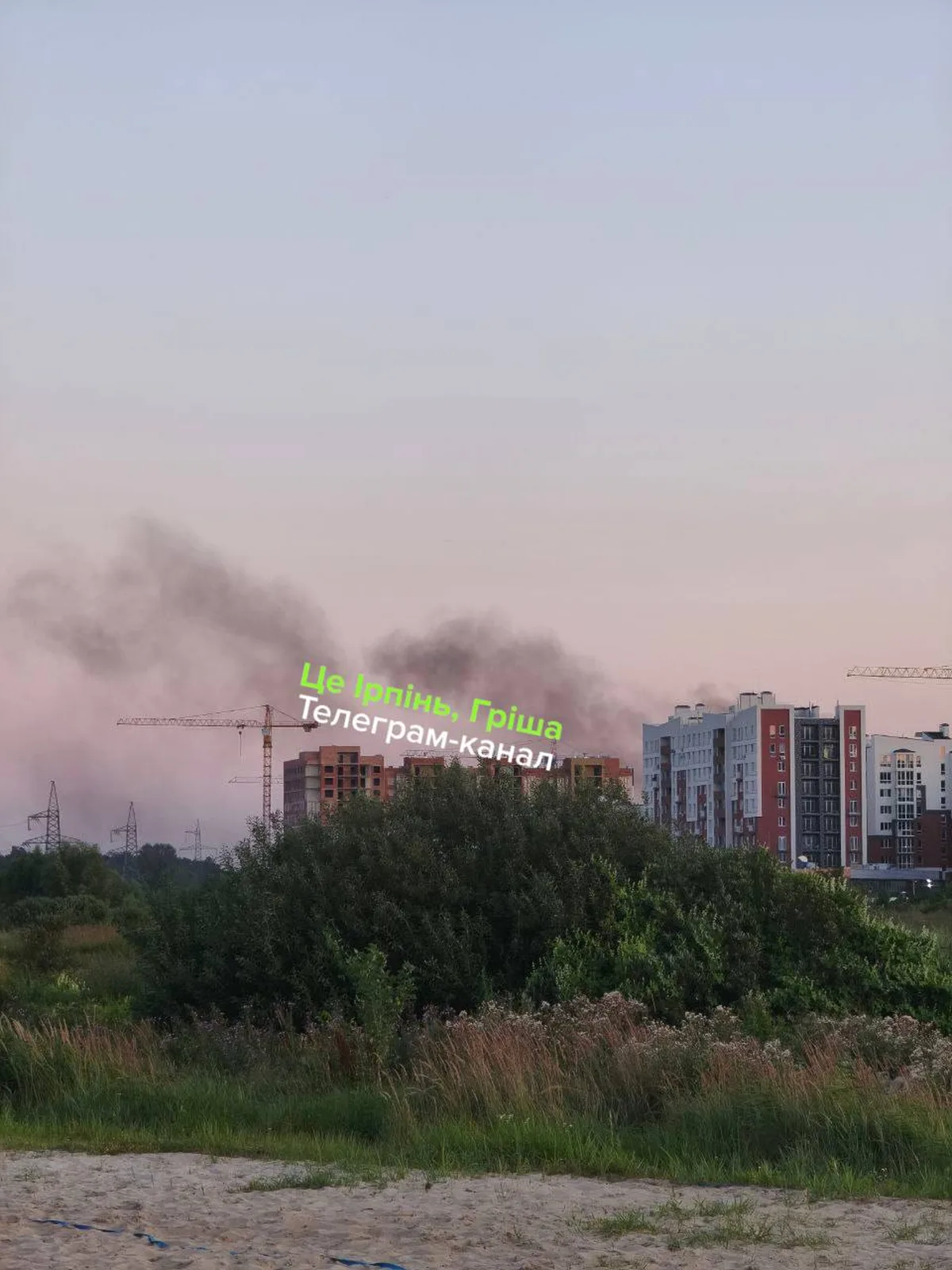 Стовп диму над житловими будівлями в Ірпені вранці