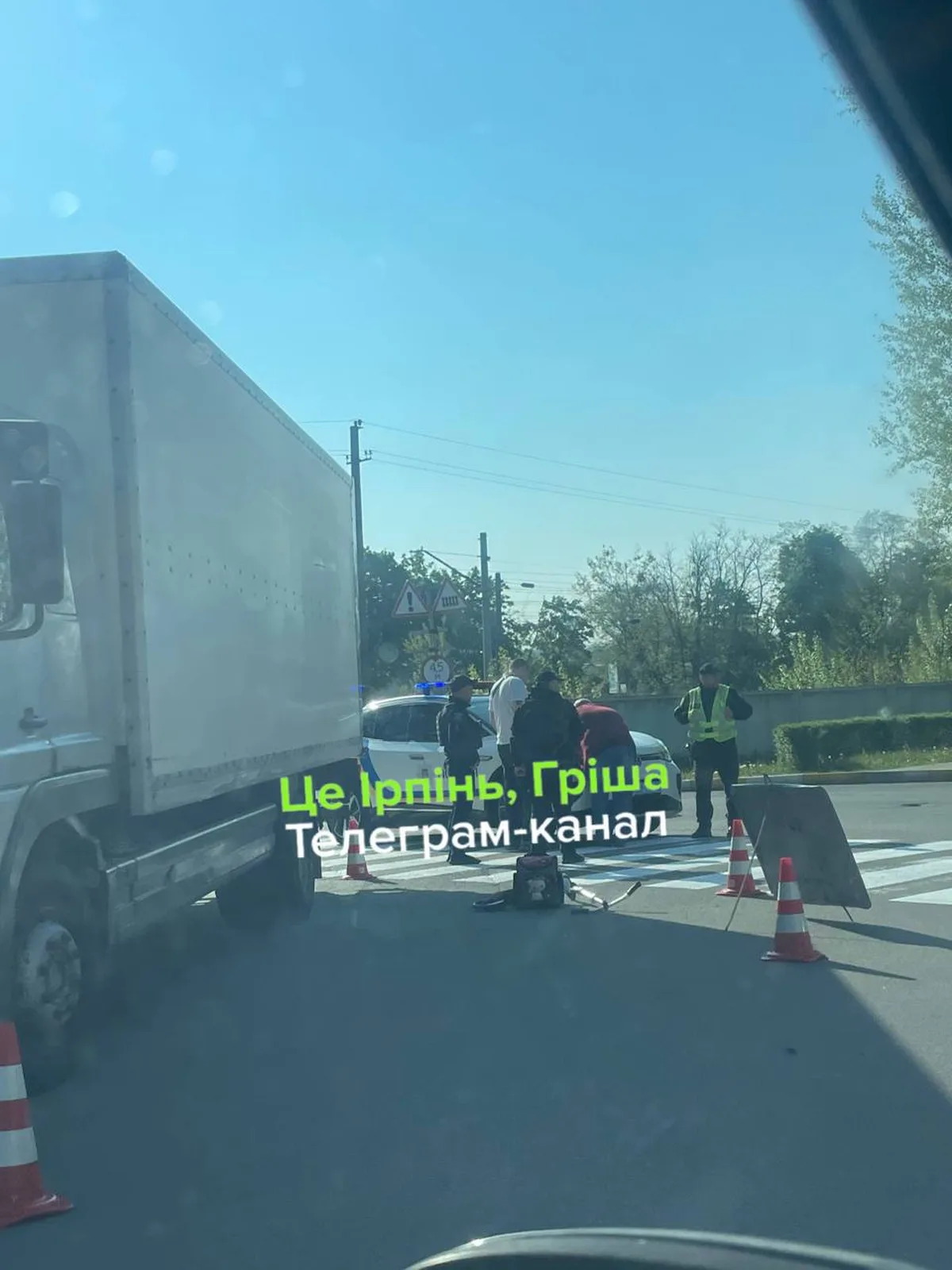 Вантажний автомобіль на пішохідному переході в Ірпені