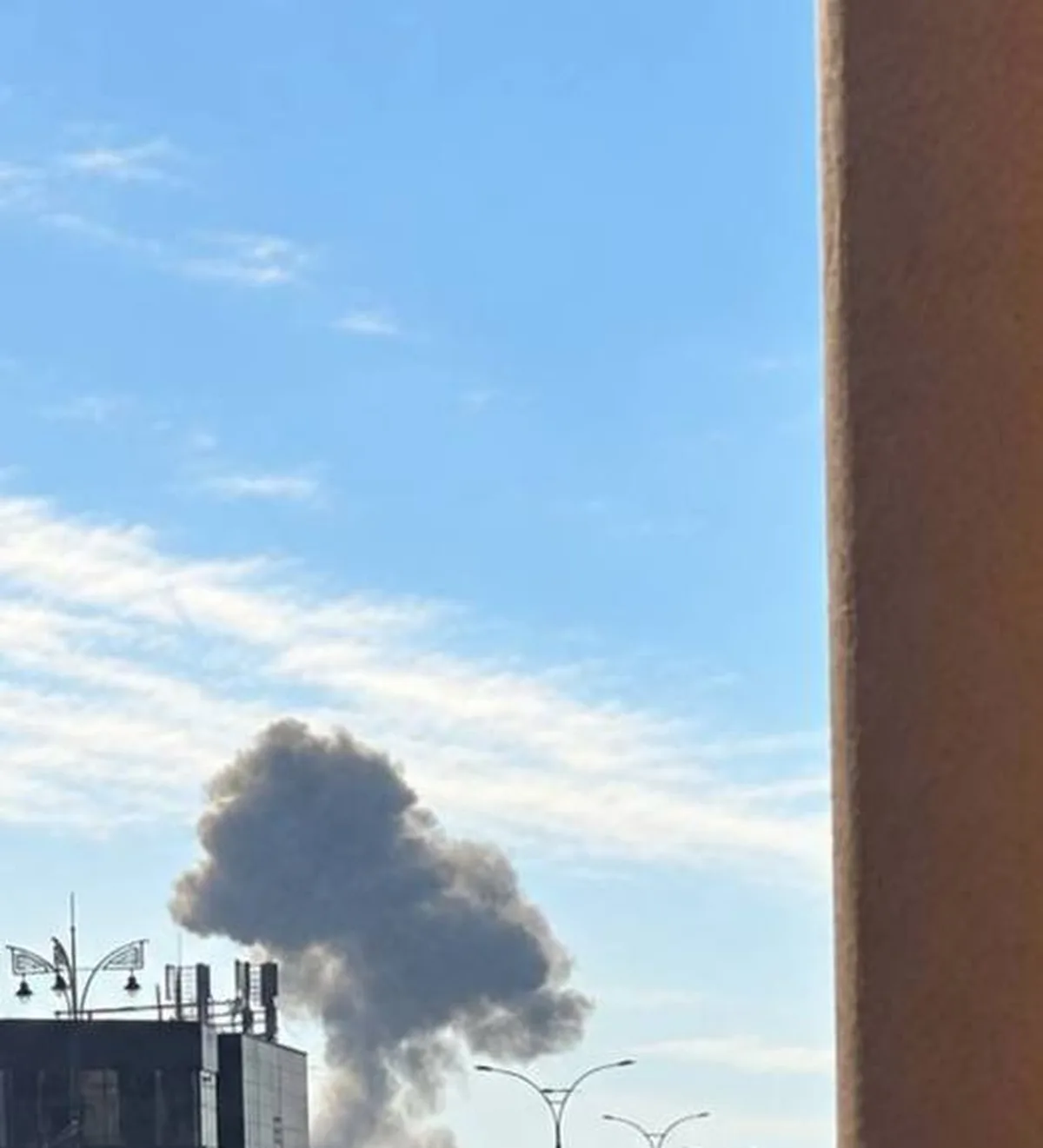 Стовп диму над Києвом під час повітряної тривоги