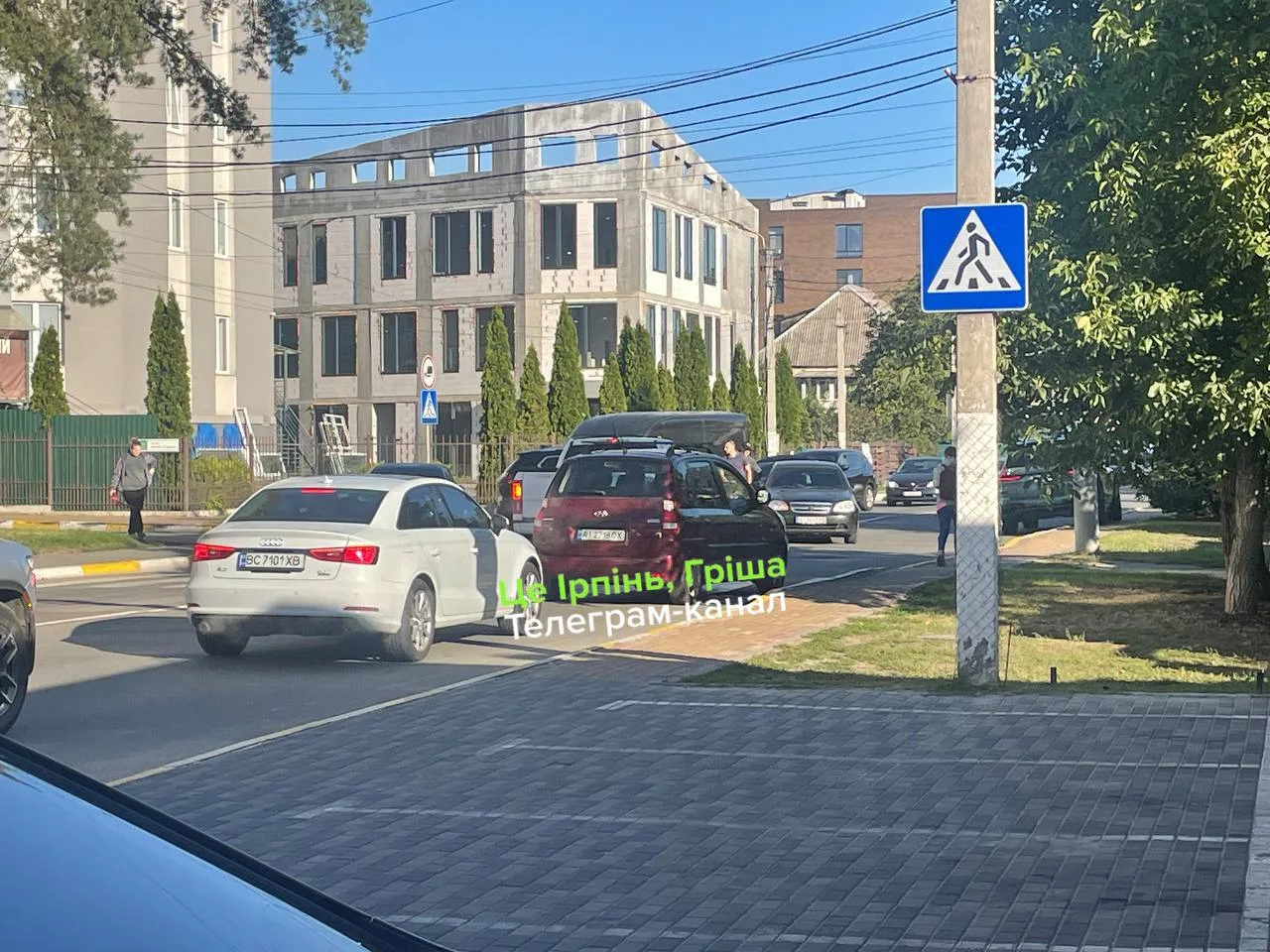 Місце дорожної аварії на вулиці з припаркованими автомобілями