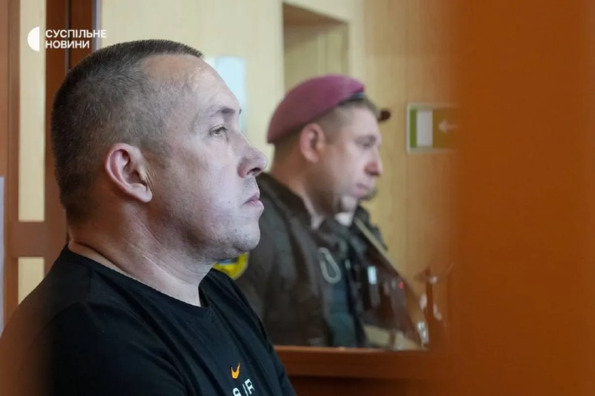Два чоловіки в залі суду під час засідання