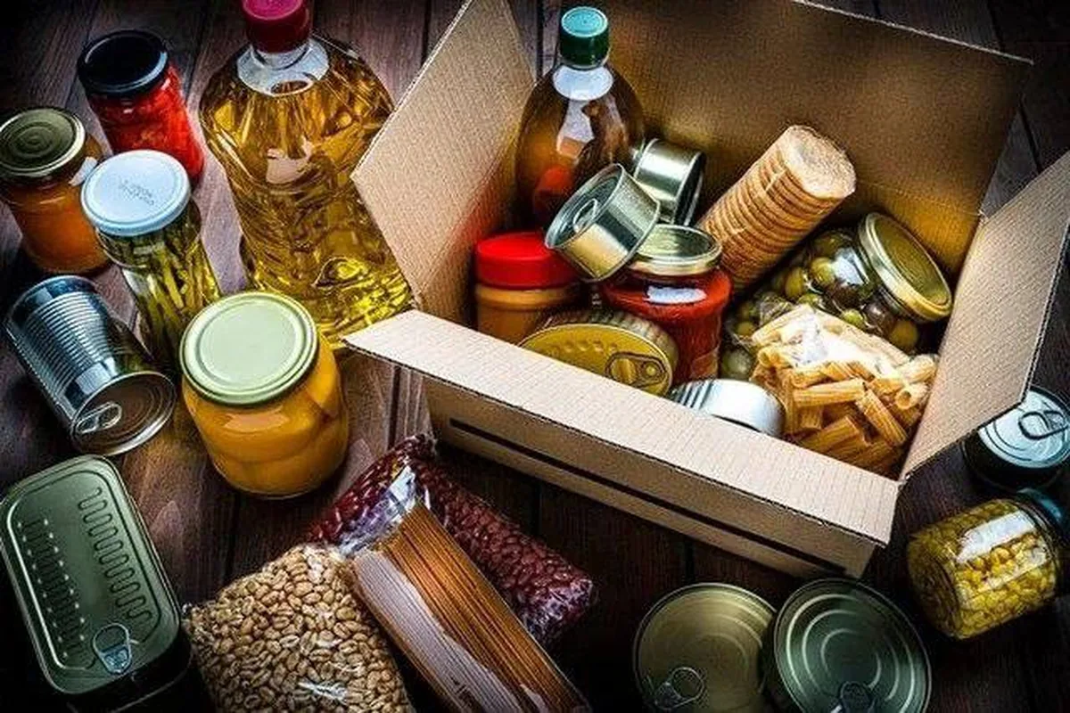 Консервовані продукти та припаси в картонній коробці
