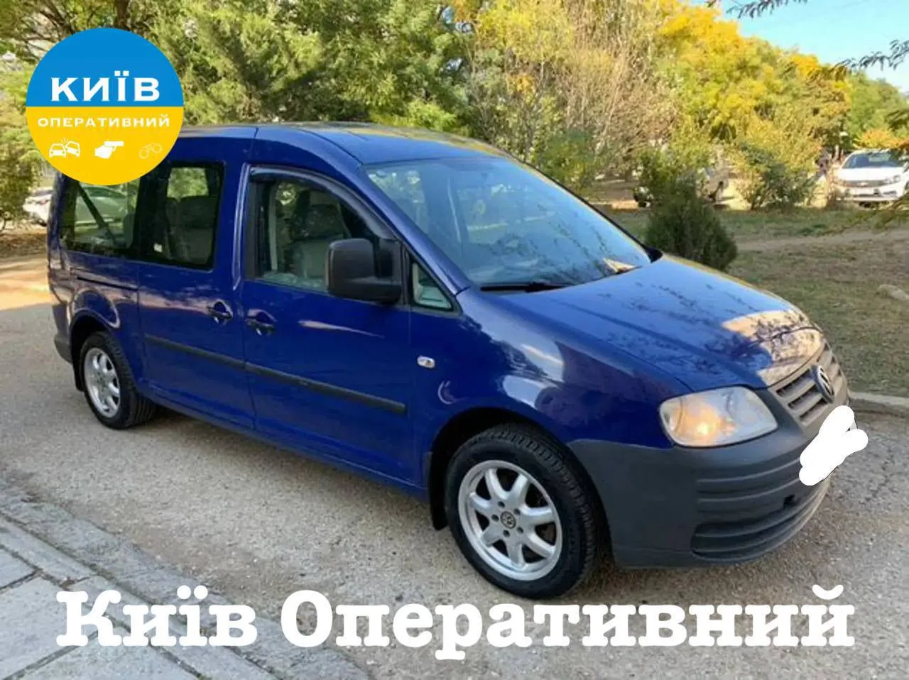 Синій мікроавтобус припаркований на вулиці