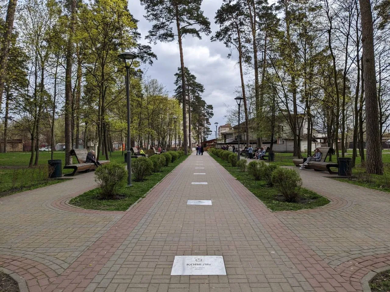 Алея з цегляною доріжкою та деревами в парку