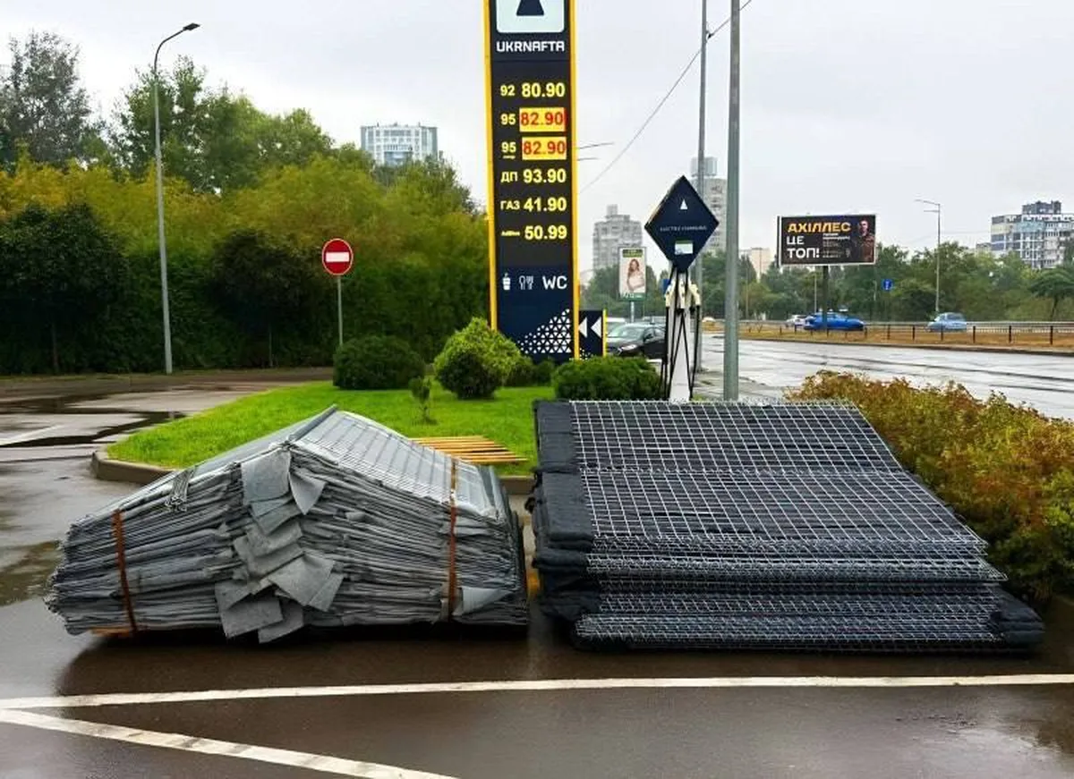 Захисні металеві конструкції на території АЗС у Києві