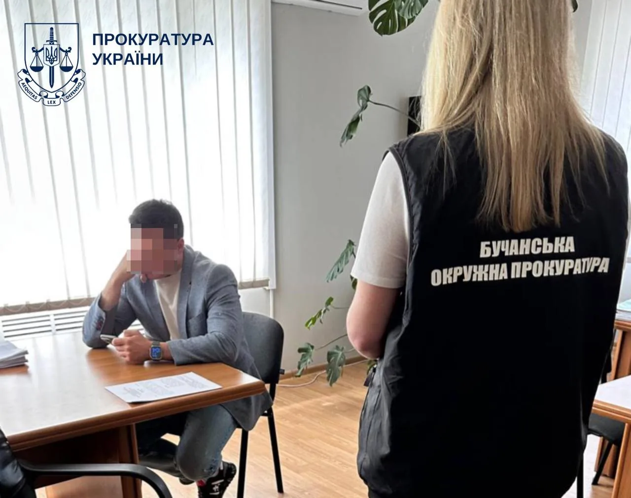 Працівник прокуратури проводить допит у кабінеті