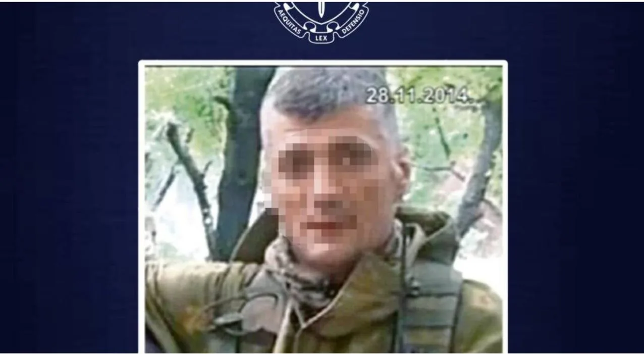 Чоловік у військовому одязі на фотографії з датою