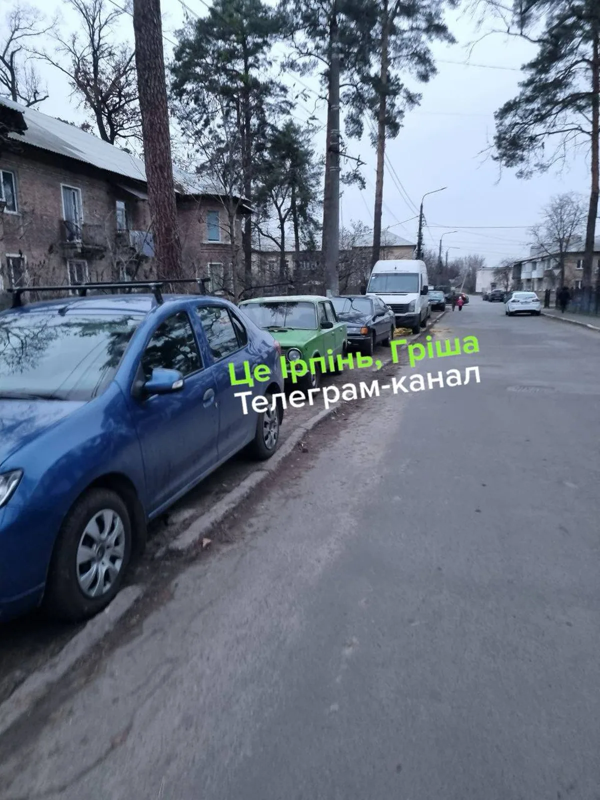 Припаркована синя машина на вулиці біля школи в Ірпені