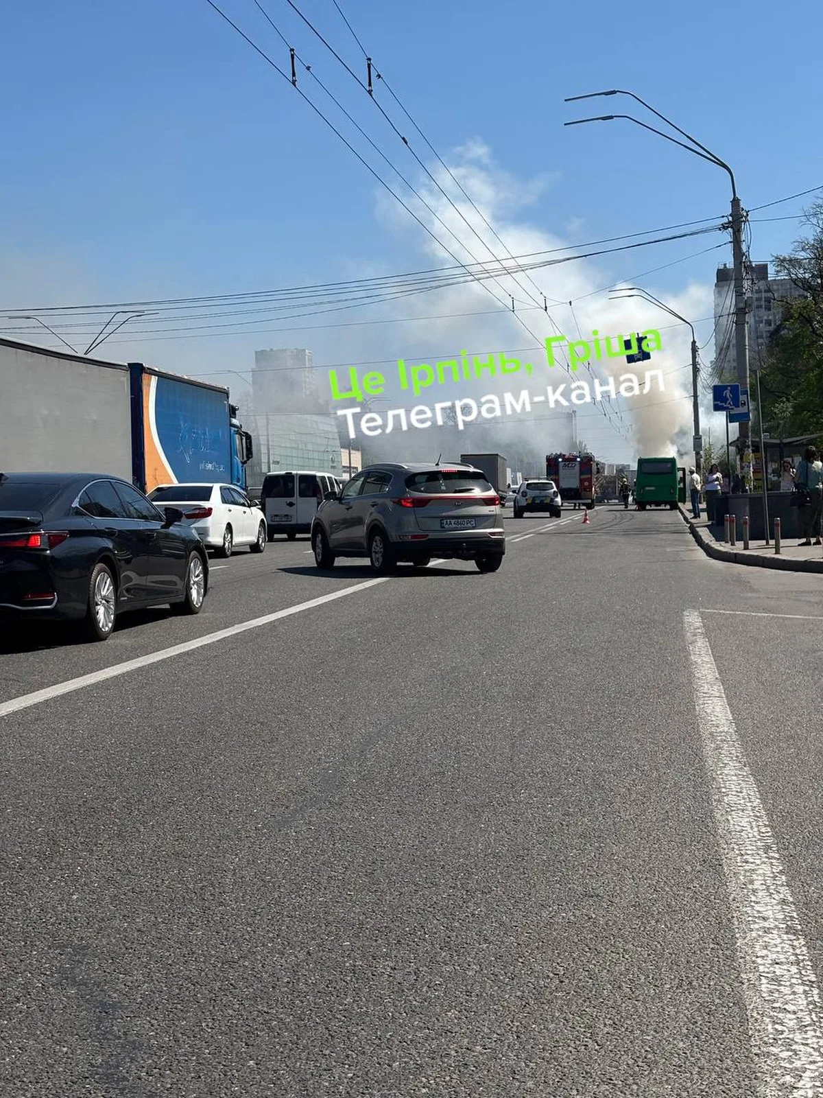 Автомобілі на проспекті з рекламним щитом