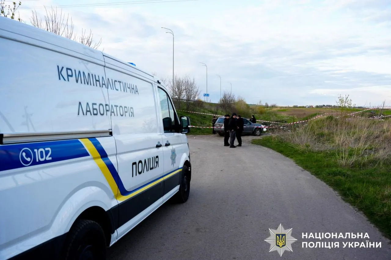 Автомобіль криміналістичної лабораторії поліції на місці події