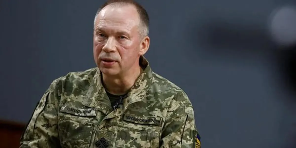 Військовослужбовець у камуфльованій формі під час виступу