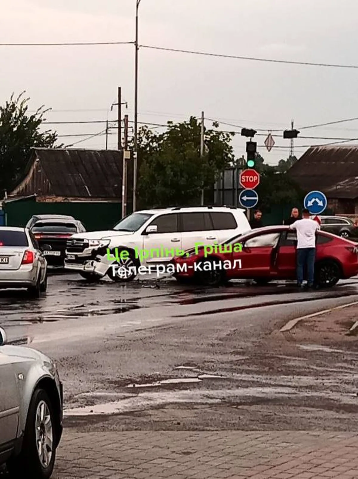 Місце дорожної аварії з кількома автомобілями на перехресті