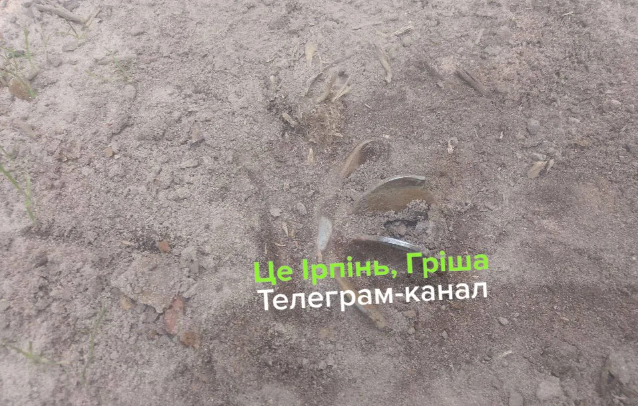 Мінометна міна на грунті в Ірпені
