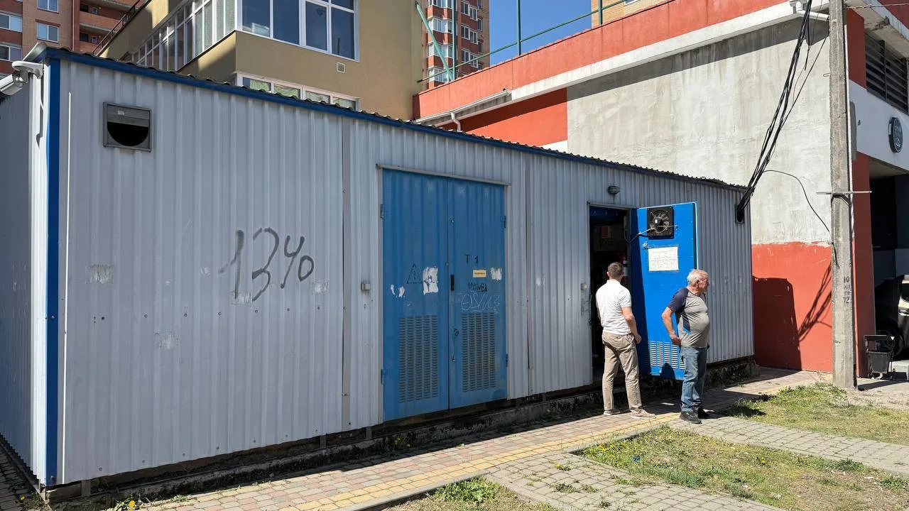 Люди біля контейнера з синіми дверима на вулиці