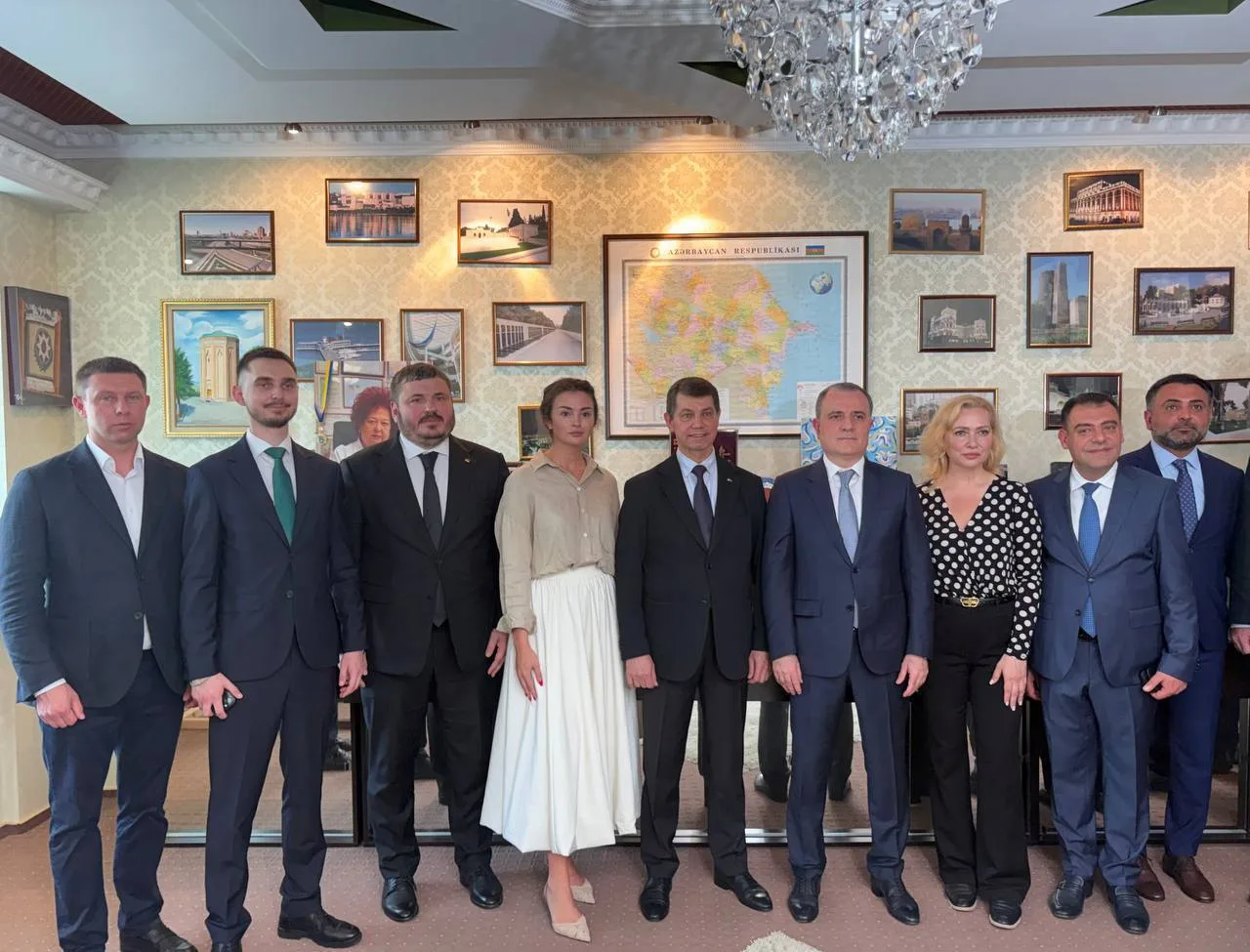 Група чиновників та представників у офіційному приміщенні
