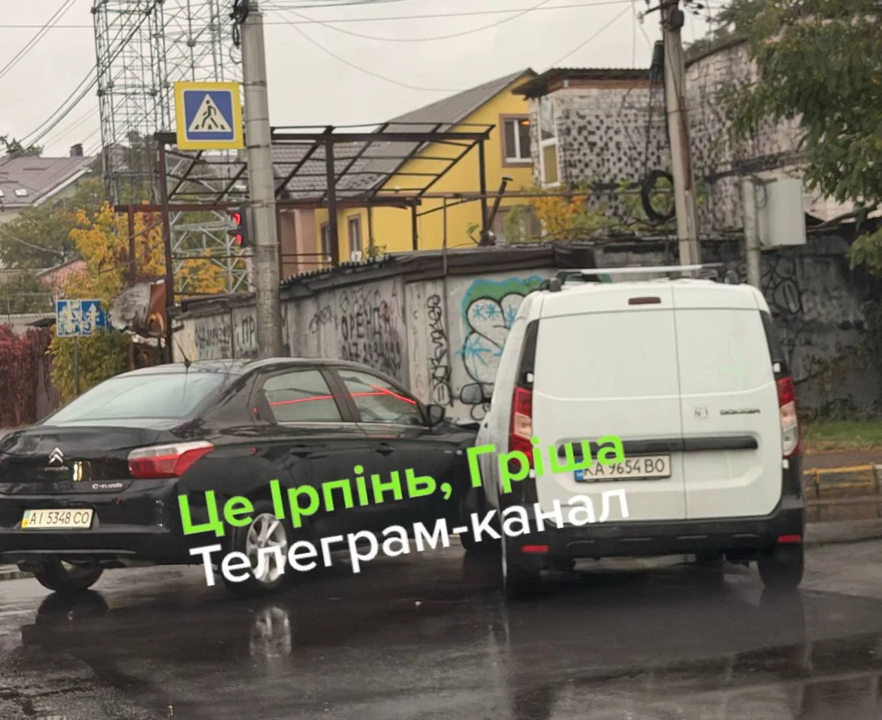 Два автомобілі після зіткнення на мокрій вулиці