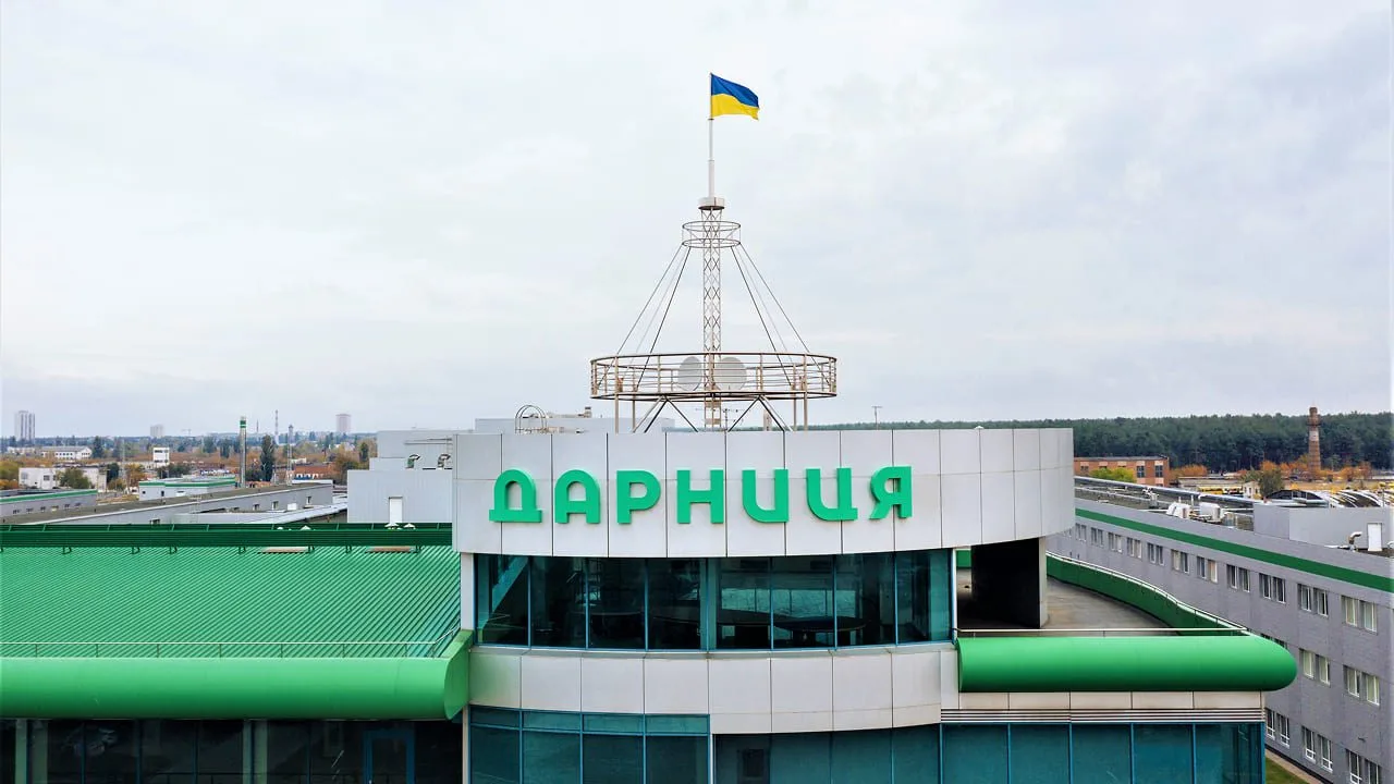 Будівля заводу Дарниця з українським прапором на даху