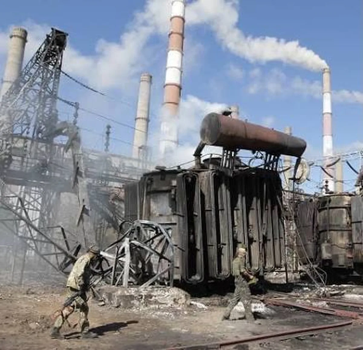 Пошкоджене енергетичне обладнання на території промислового об'єкту
