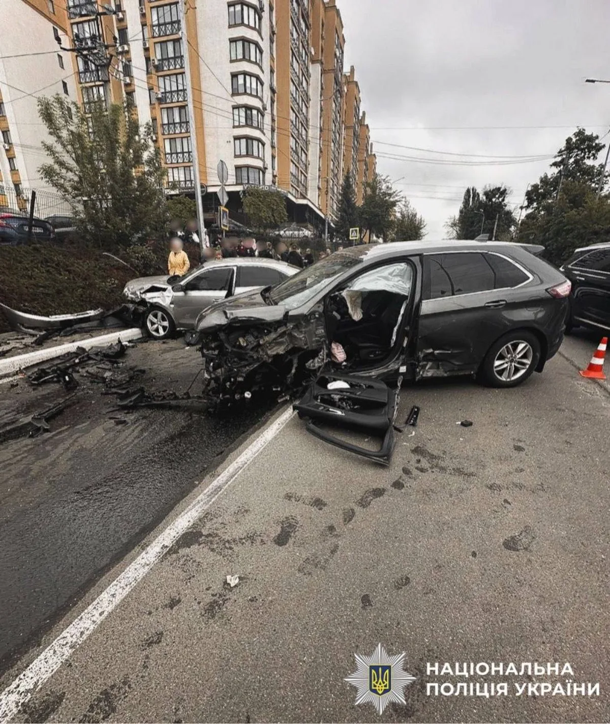 Два пошкоджені автомобілі після зіткнення на дорозі біля житлових будинків