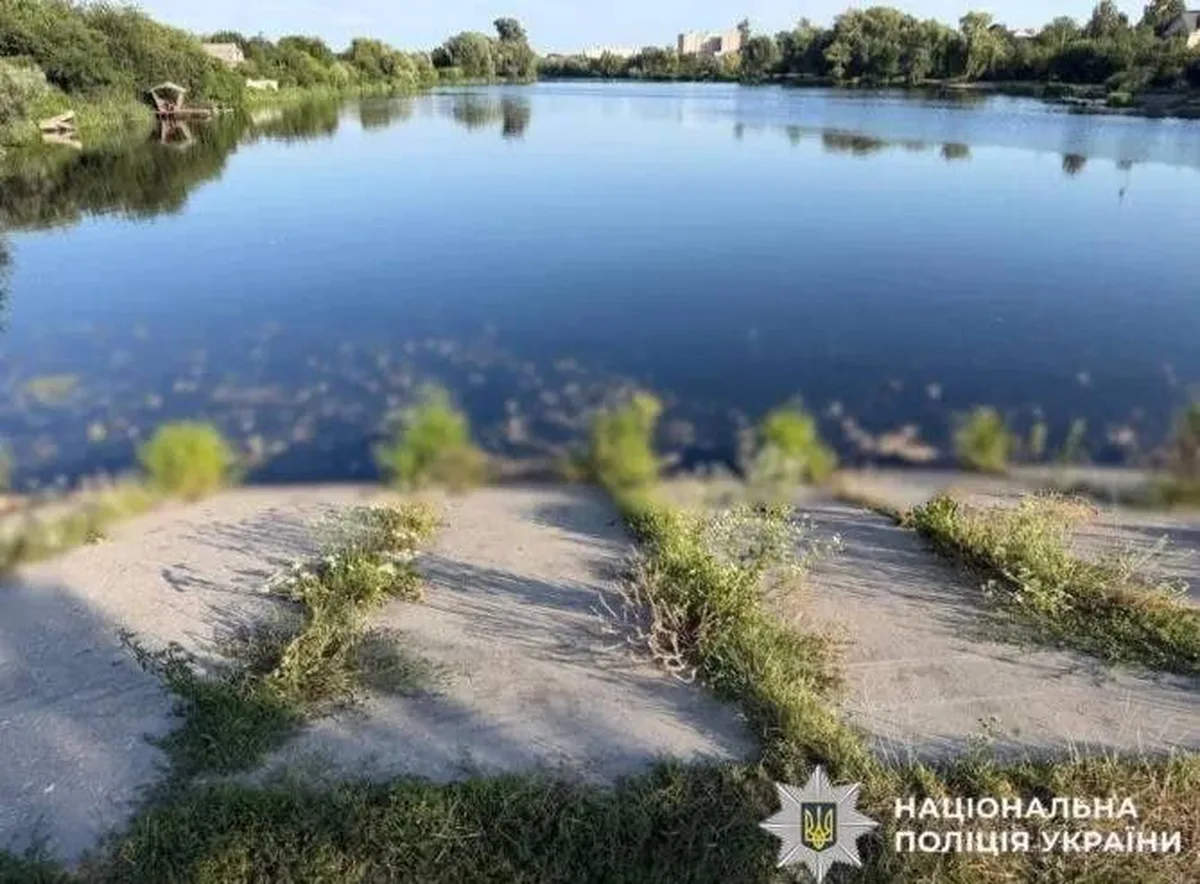 Річка Ірпінь з піщаним берегом та рослинністю