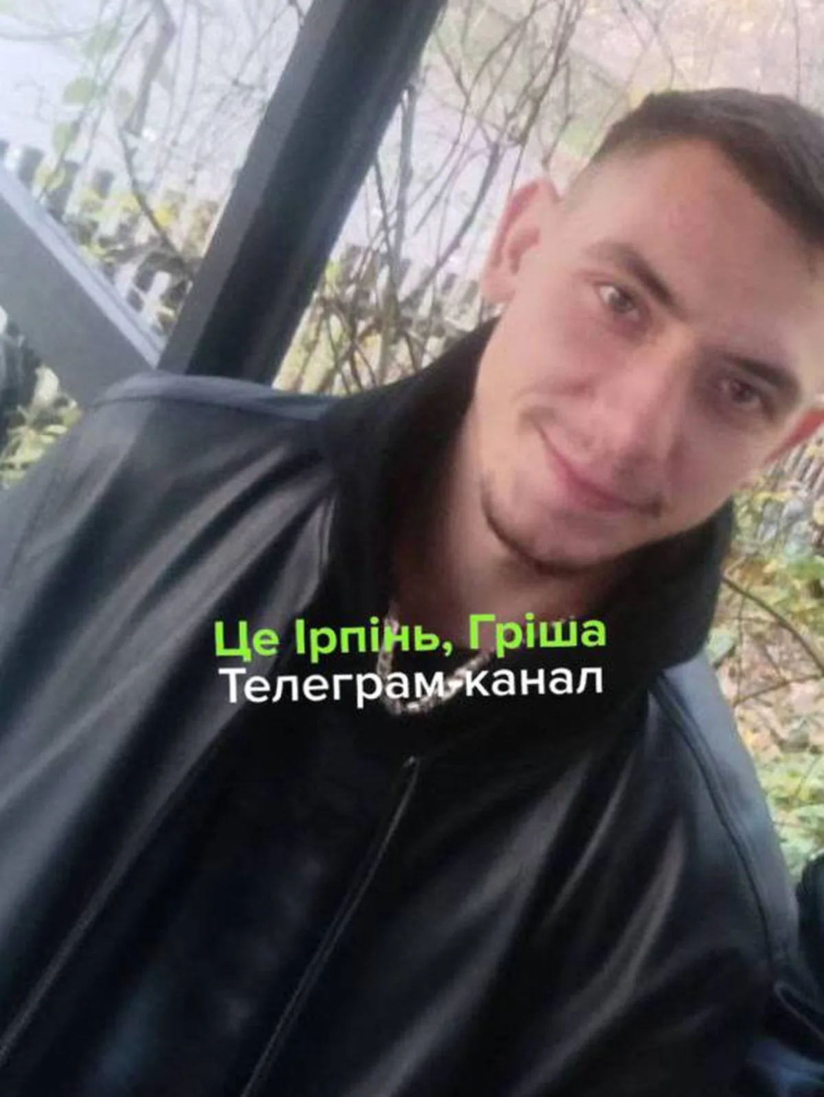 Молодий чоловік у чорній куртці в автомобілі
