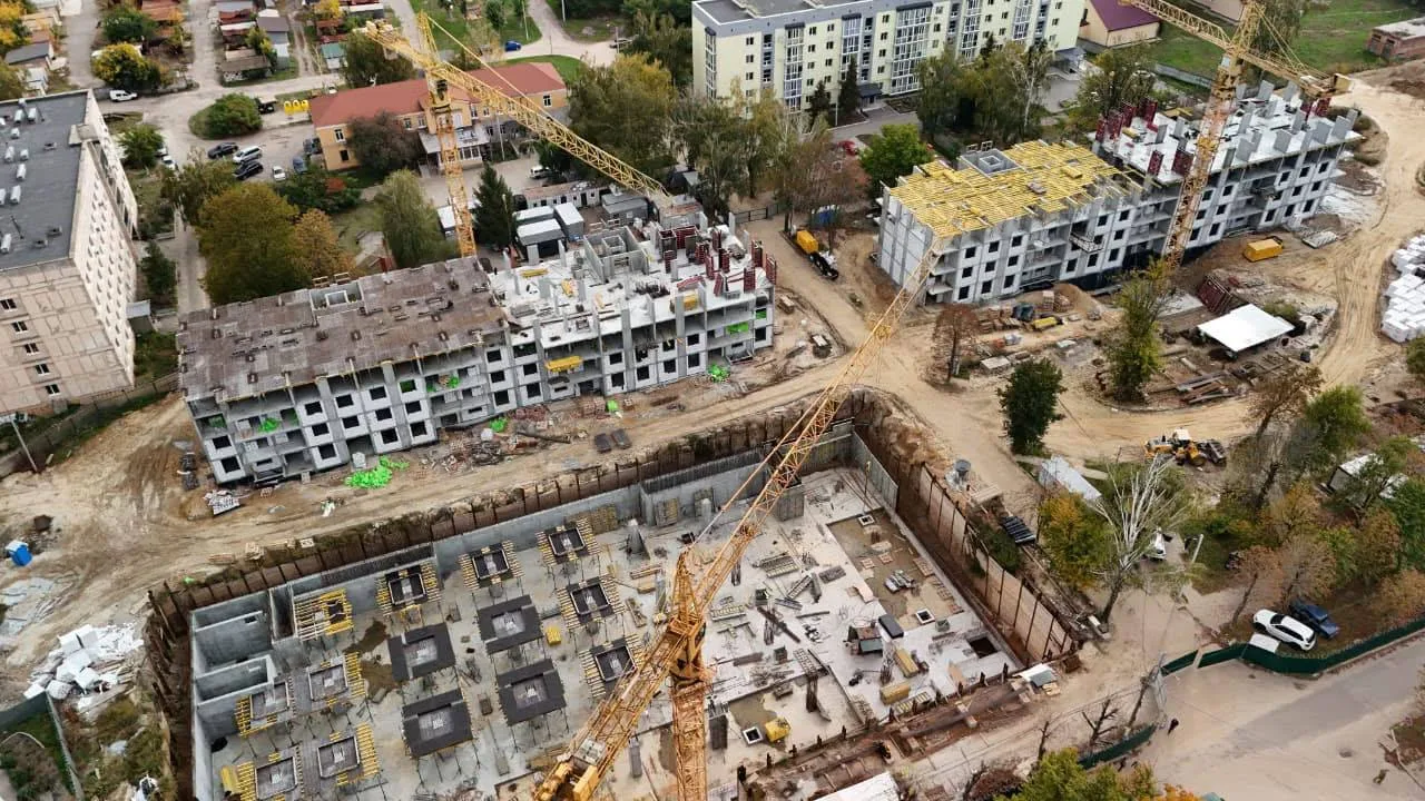 Будівництво житлового комплексу в Гостомелі з видом зверху