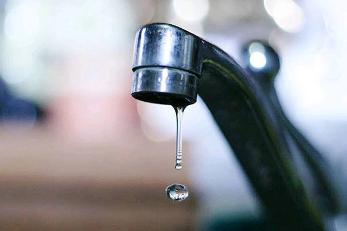 Крапля води падає з крана