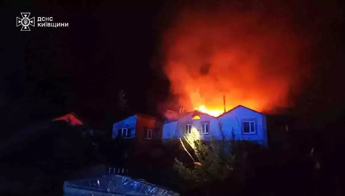 Приватний будинок охоплений вогнем вночі