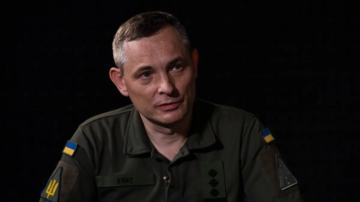 Військовослужбовець у формі під час інтерв'ю на чорному фоні