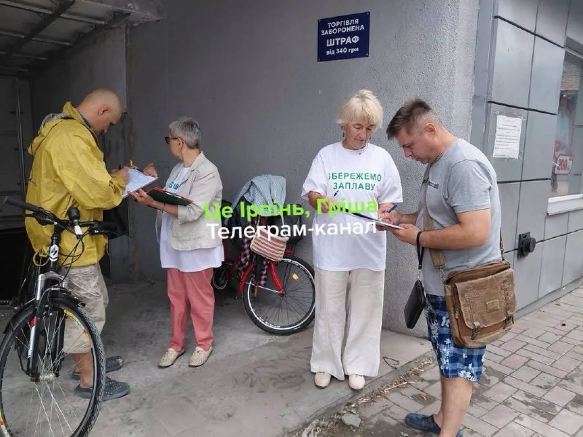 Люди збирають підписи на вулиці біля входу будівлі