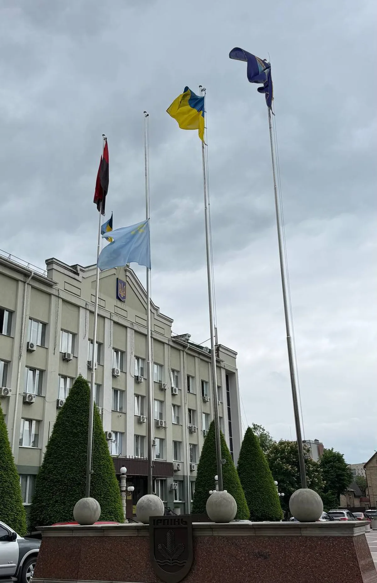 Будівля з прапорами та жовто-синім прапором кримськотатарського народу