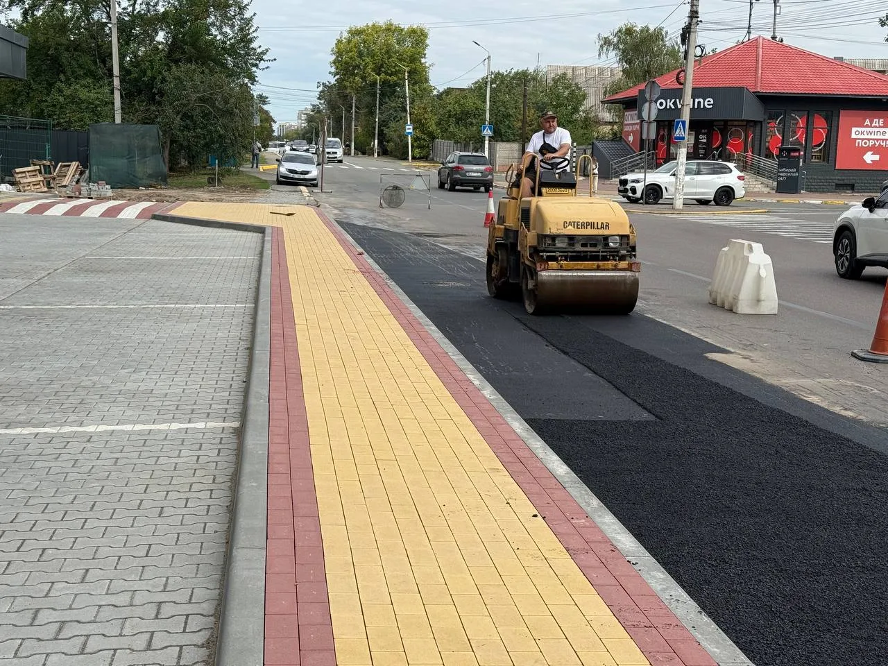 Дорожні роботи на вулиці Соборній в Ірпені з асфальтуванням