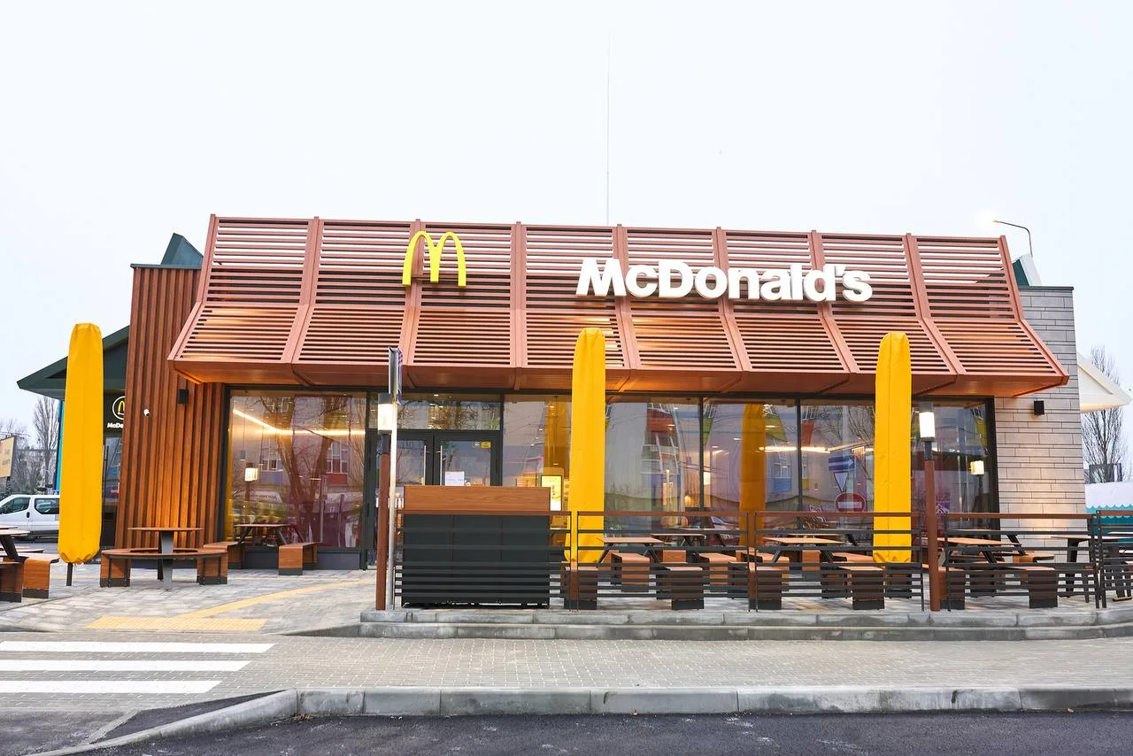 Ресторан McDonald's з коричневим фасадом та жовтими колонами