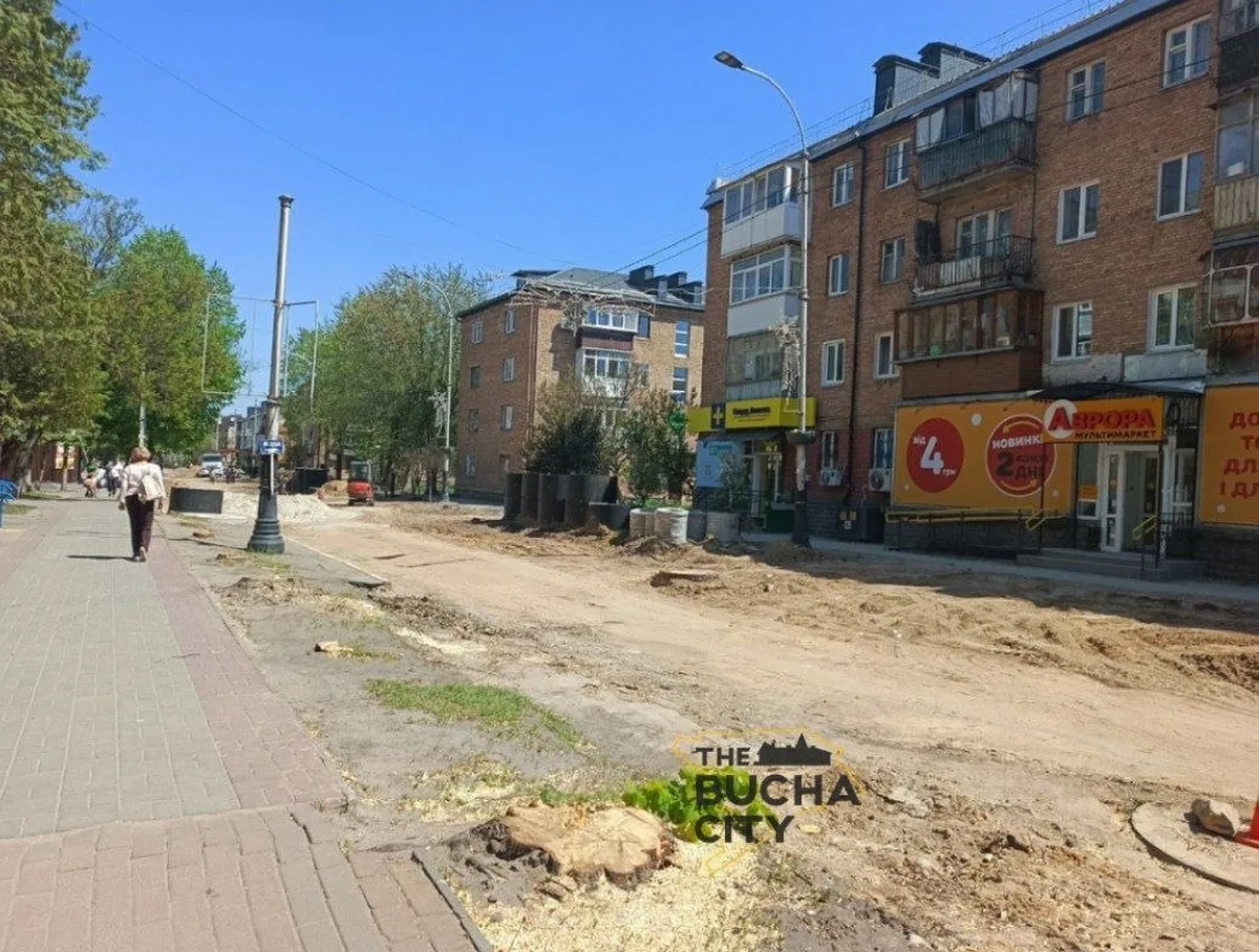 Вулиця Енергетиків у Бучі під час реконструкції з розкопаними ділянками