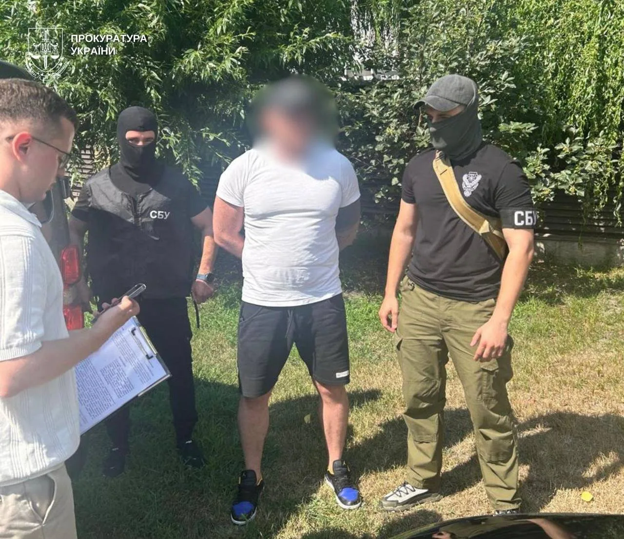 Затримання чоловіка правоохоронцями на вулиці