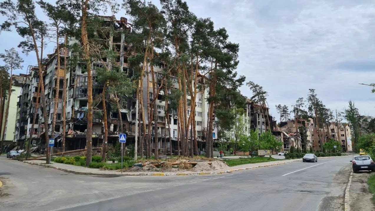 Пошкоджені багатоповерхові будинки на вулиці Ірпеня