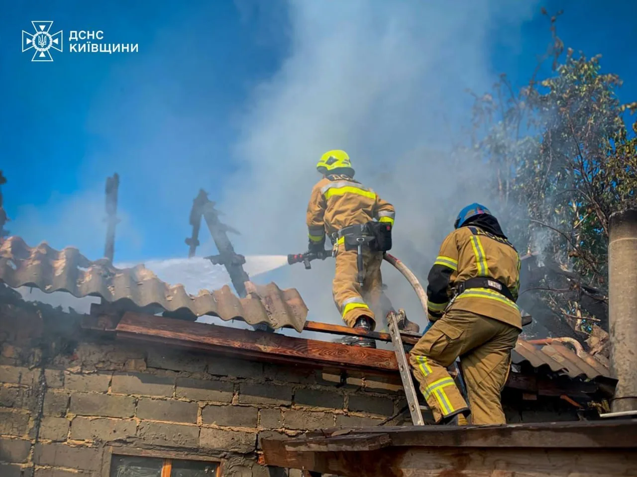 Пожежники гасять пожежу в господарчій будівлі