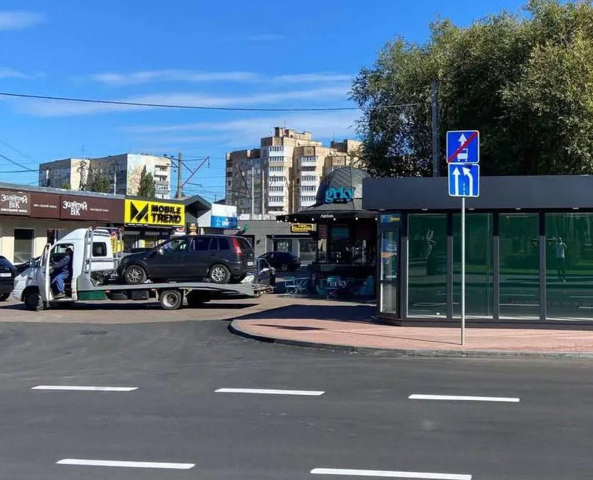 Евакуаційна машина з припаркованим автомобілем на вулиці Ірпеня