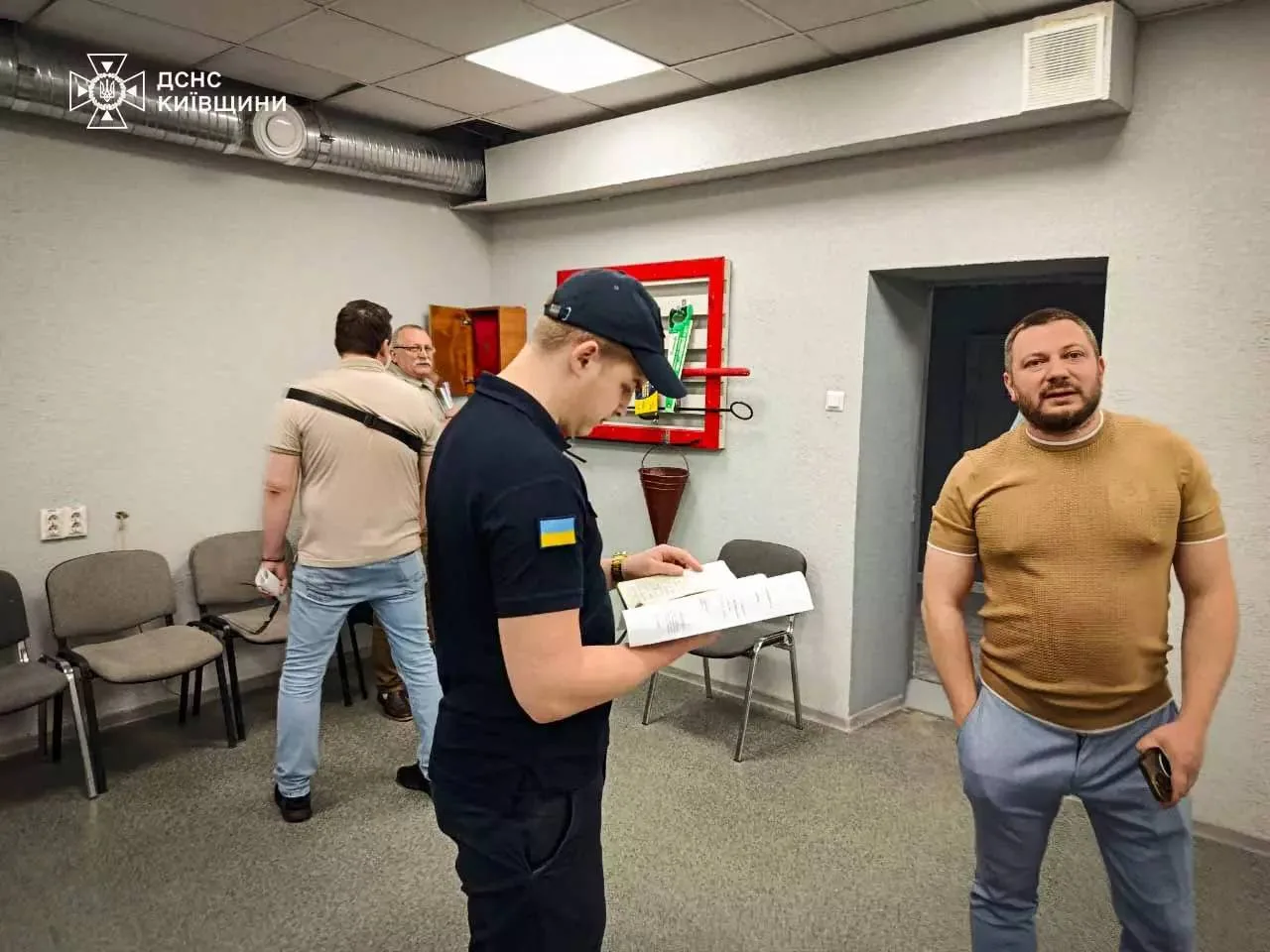 Інспектор ДСНС перевіряє документацію укриття в приміщенні