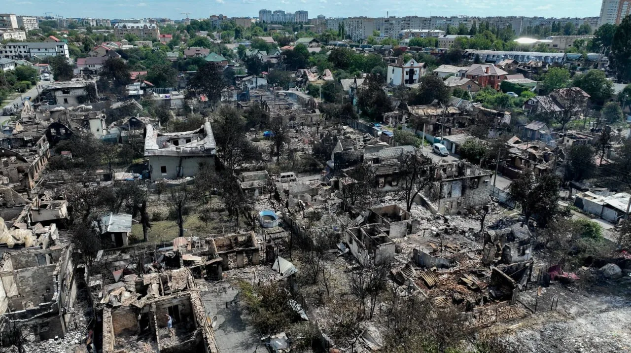 Панорама міста з пошкодженими та зруйнованими будівлями